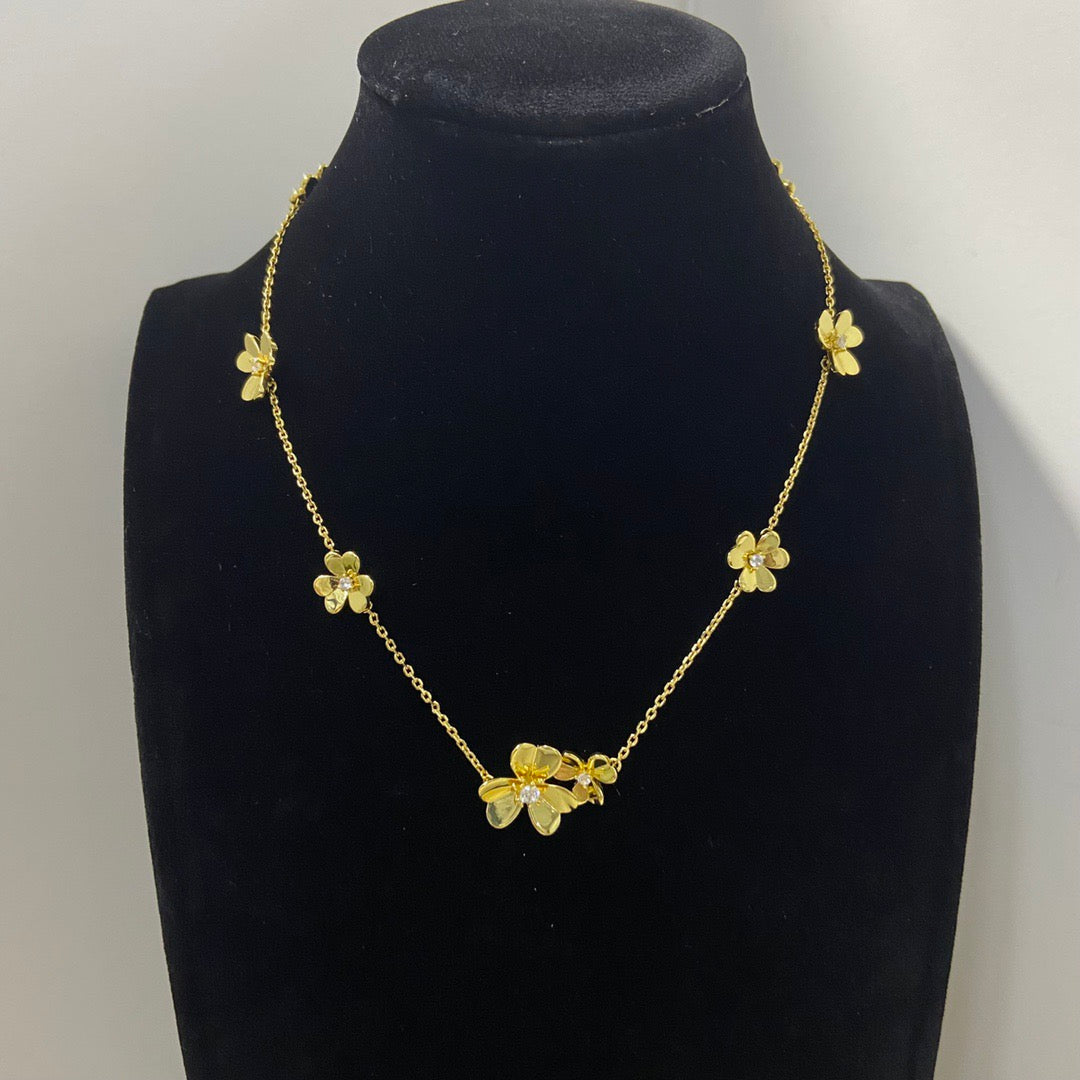 VCA Eight Three-Flower Neckalce