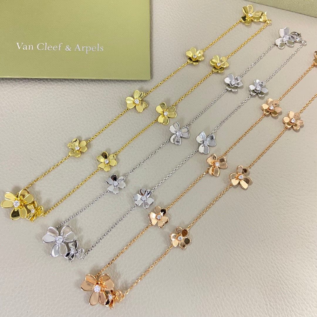 VCA Eight Three-Flower Neckalce